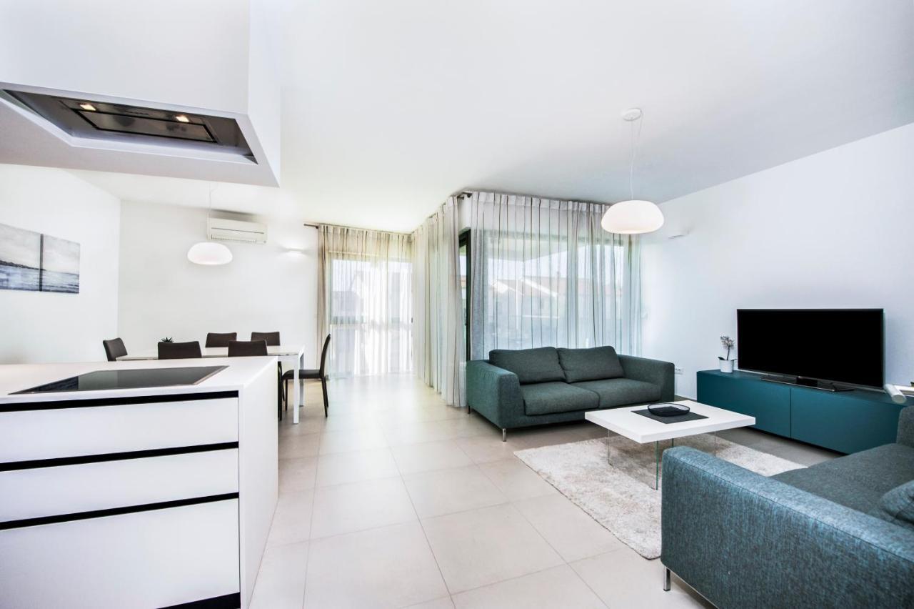 Sunny Day - Apartment With Parking 罗维尼 外观 照片