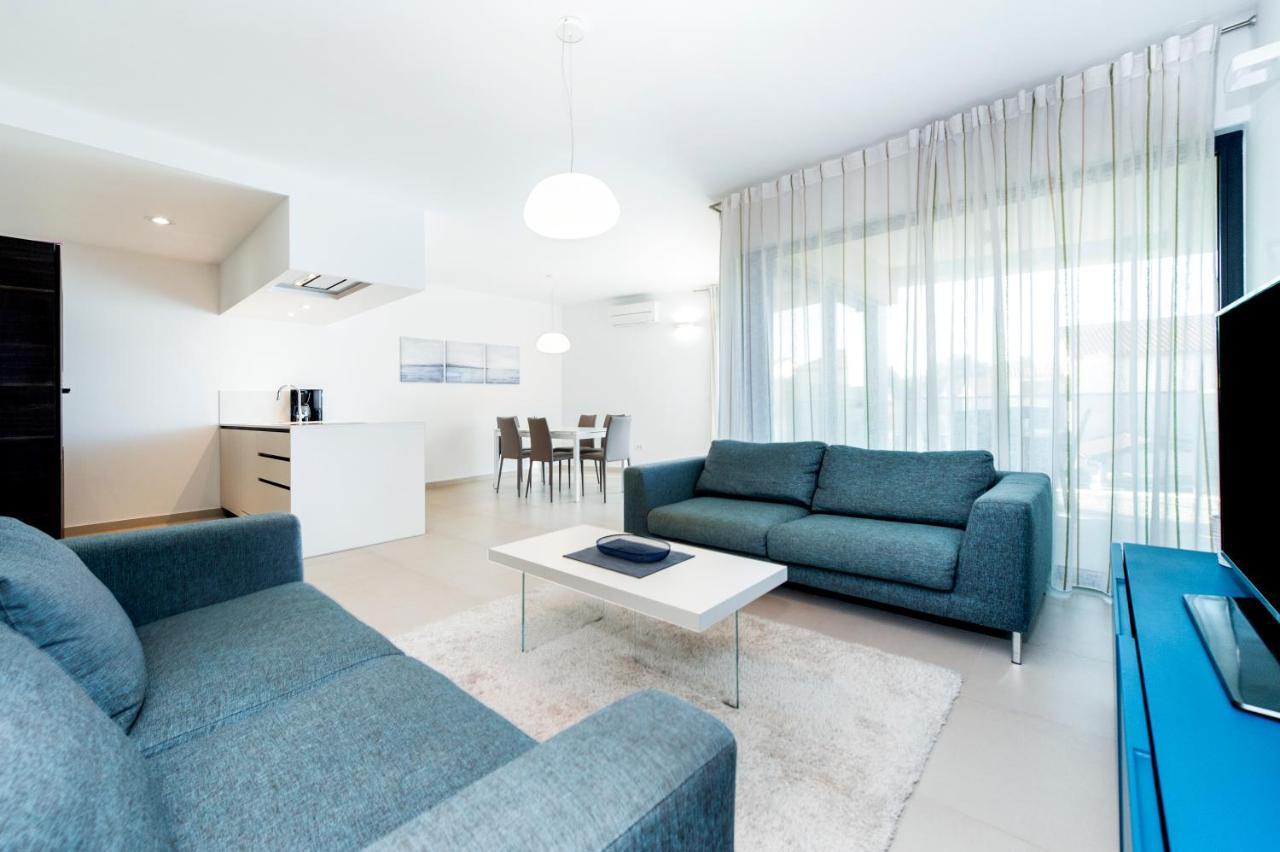 Sunny Day - Apartment With Parking 罗维尼 外观 照片
